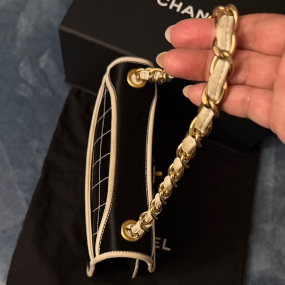 CHANEL Black and White Quilted Shoulder Bag with Gold Chain - Picture 7 of 15
